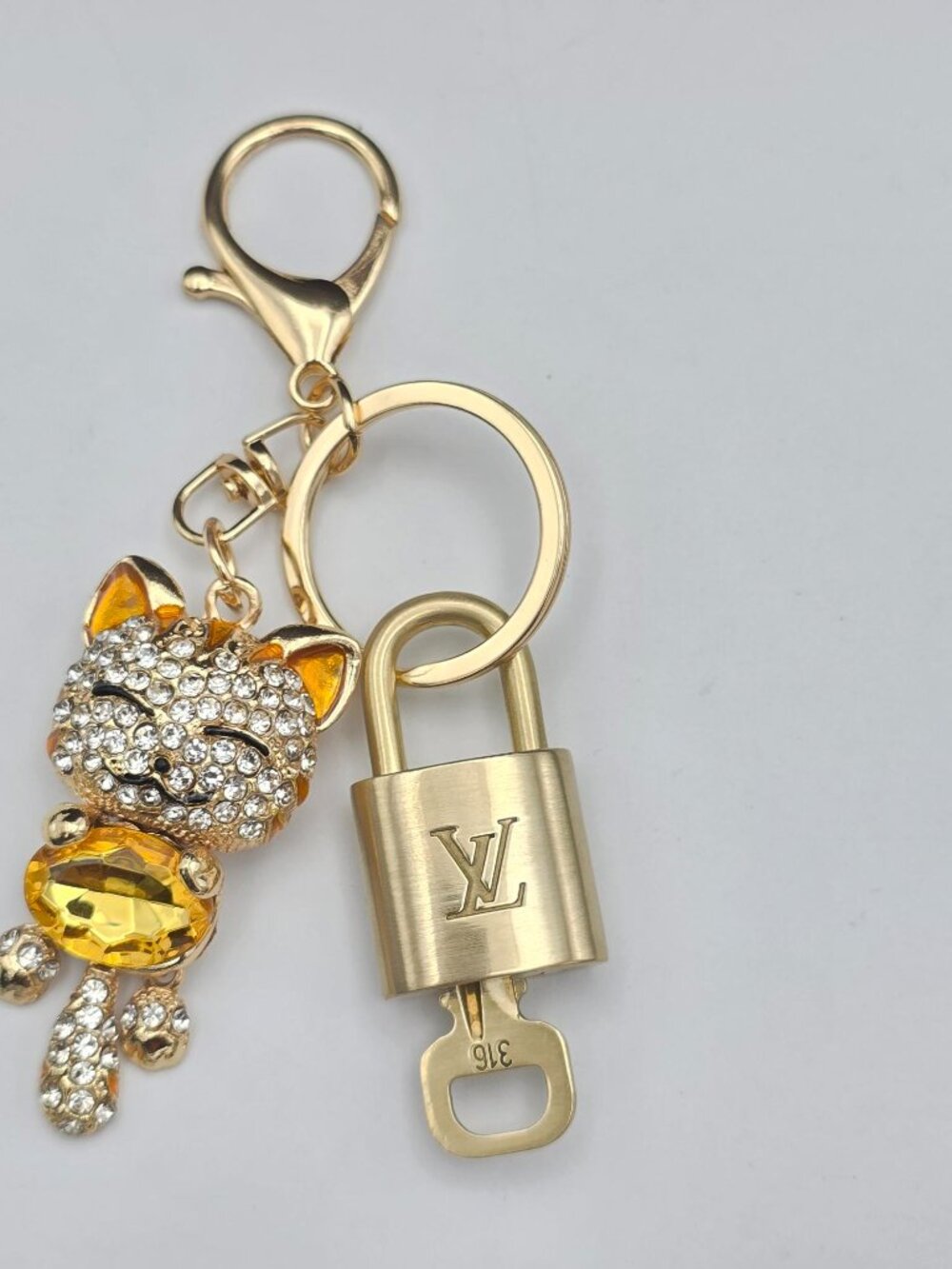 Authentic Louis Vuitton Lock & Key Gold ✨ Unbranded Cat Keychain Bag Charm LV - Picture 6 of 10